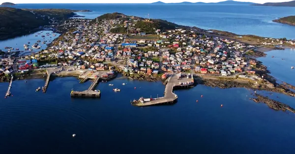 Vista aérea de una bahía del litoral con su pueblo y muelles